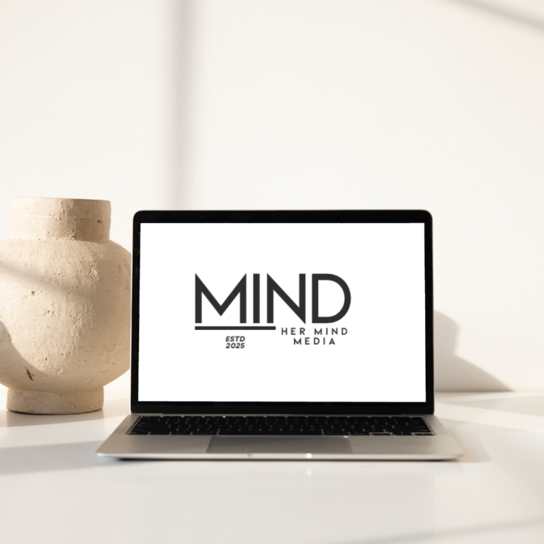 HER MIND MEDIA Markenauftritt auf einem Laptop